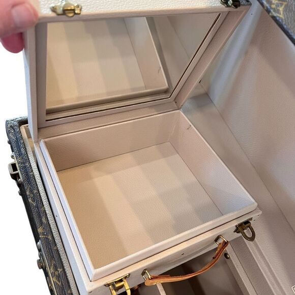 LOUIS VUITTON
Monogram Boite Pharmacie Toiletry Case - Picture 10 of 14